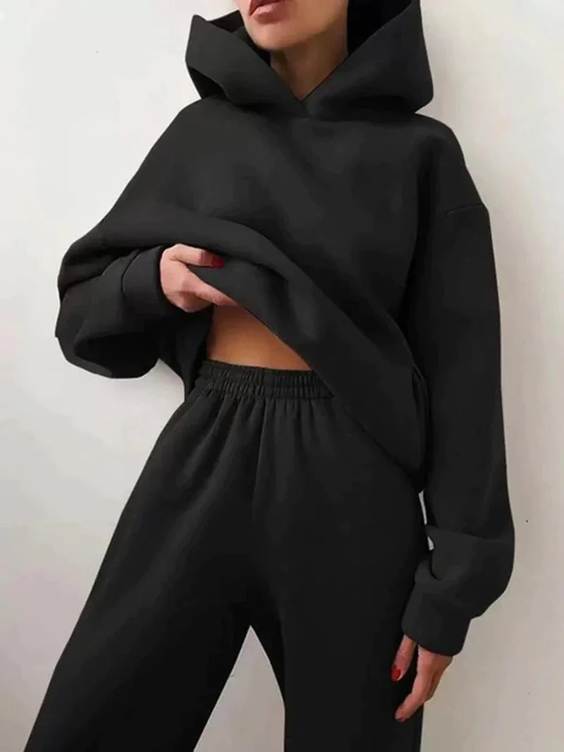 Conjunto de chándal de dos piezas ANZ, sudadera y pantalones deportivos en color gris con detalles blancos.
