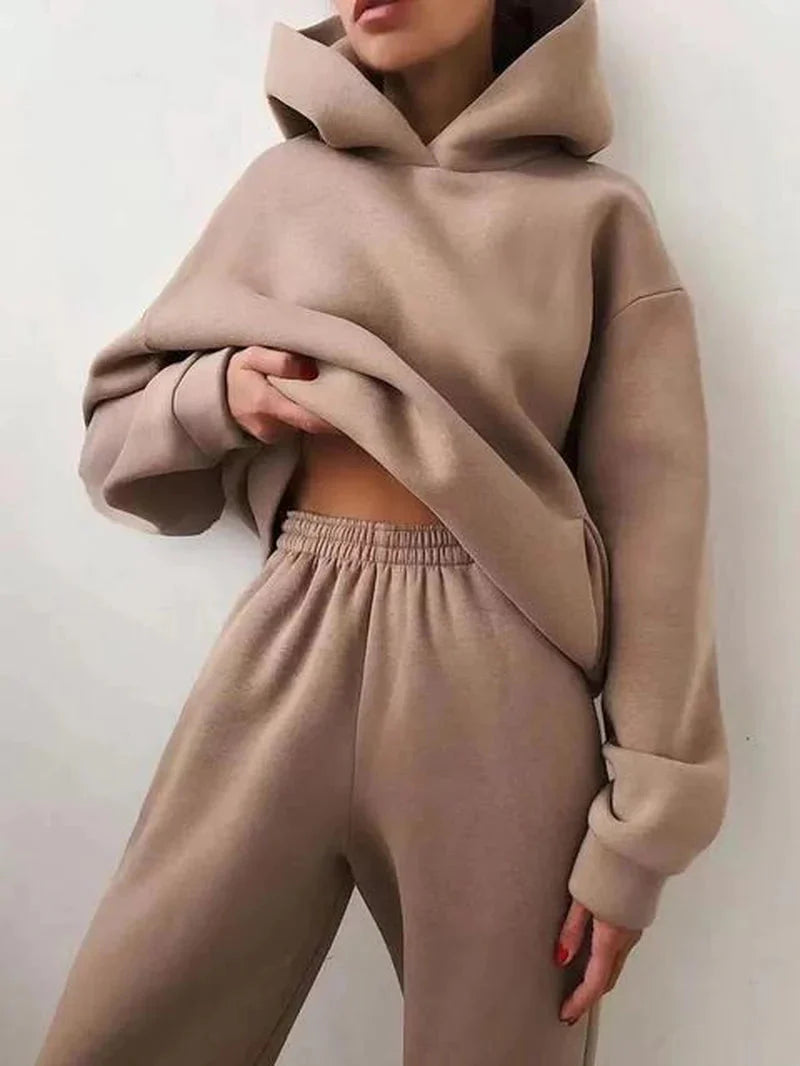 Conjunto de chándal de dos piezas de la marca ANZ, chaqueta y pantalones deportivos en color oscuro.