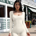 Mujer con mono de yoga largo sin costuras de manga larga de la marca ANZ, ropa deportiva cómoda y elástica para ejercitarse.
