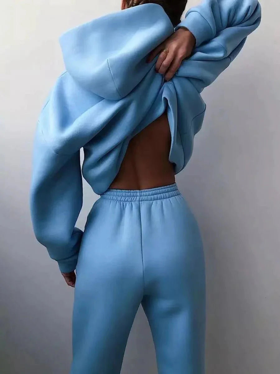 Conjunto de chándal de dos piezas de la marca ANZ, sudadera y pantalones deportivos en color gris con detalles blancos