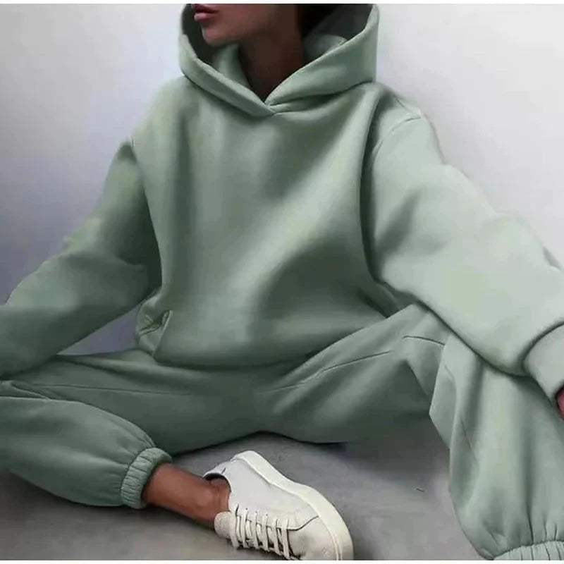 Conjunto de chándal de dos piezas ANZ en color gris con detalles deportivos y ajuste cómodo para entrenamiento o uso casual.