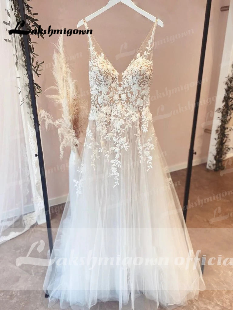 Corpiño sin forro y vestido de novia de tul con cuello en V, estilo fluido para bodas de playa, marca Glow.