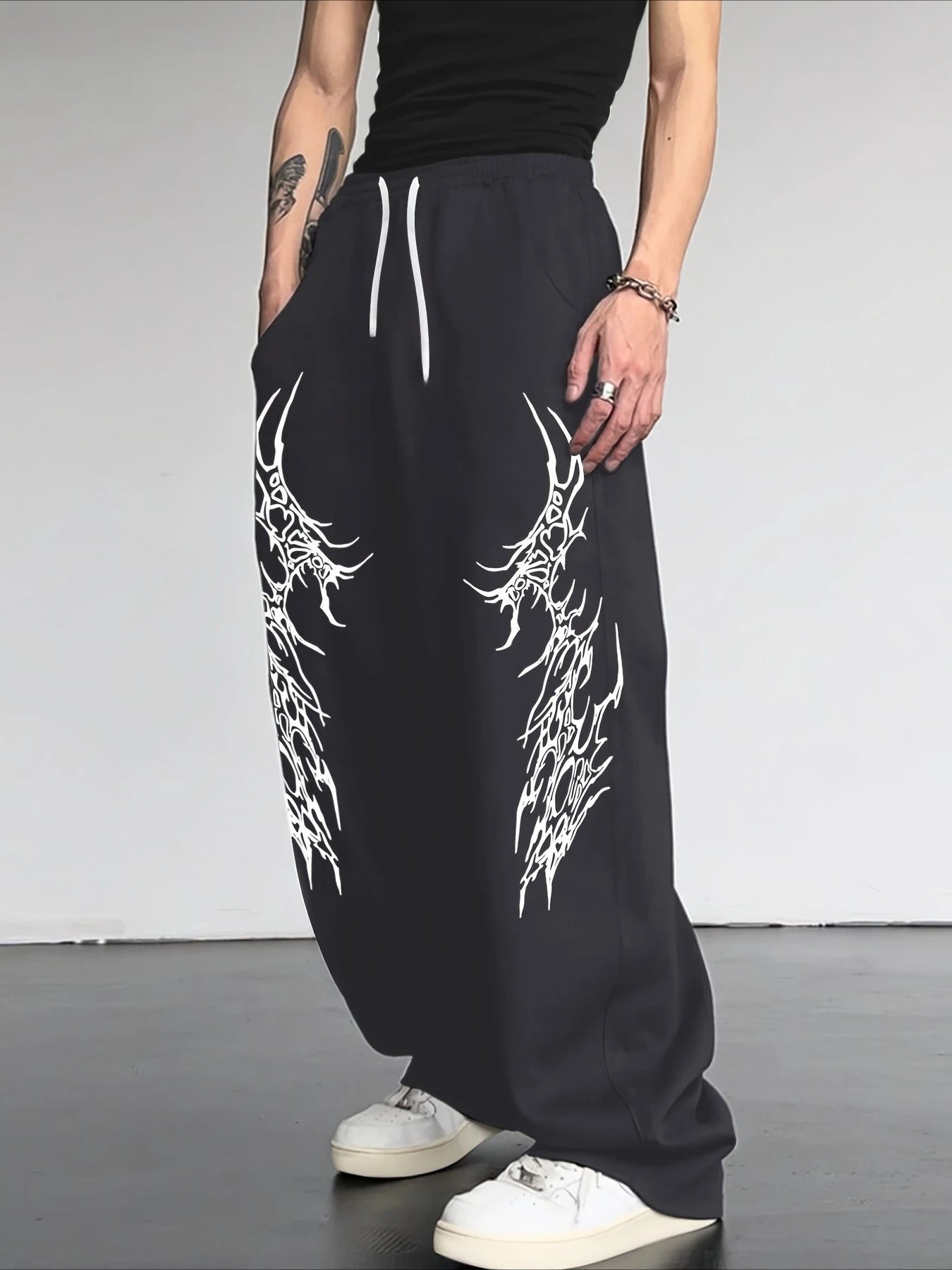 Pantalones sueltos rectos con rayas oscuras y estilo gótico de la marca Glow, ideales para calle, streetwear y moda urbana.