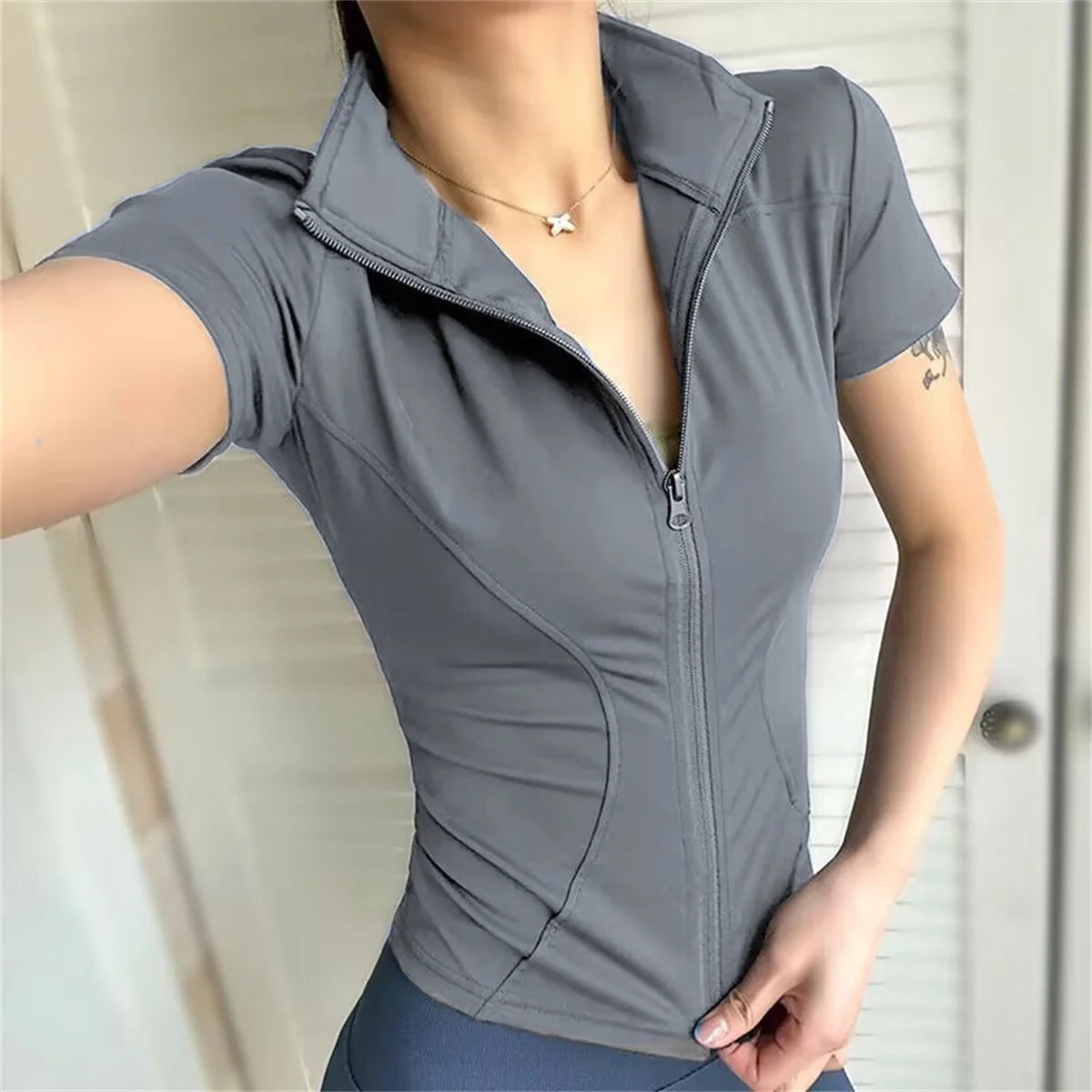 Chaqueta deportiva ajustada para mujer de Glow, top liso de manga corta con cremallera, ideal para correr, yoga y ciclismo en verano