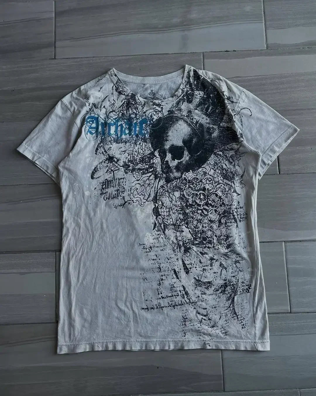 Camiseta blanca Y2K para hombre de Glow con estampado de calavera, letras sagradas y estilo retro gótico, manga corta.
