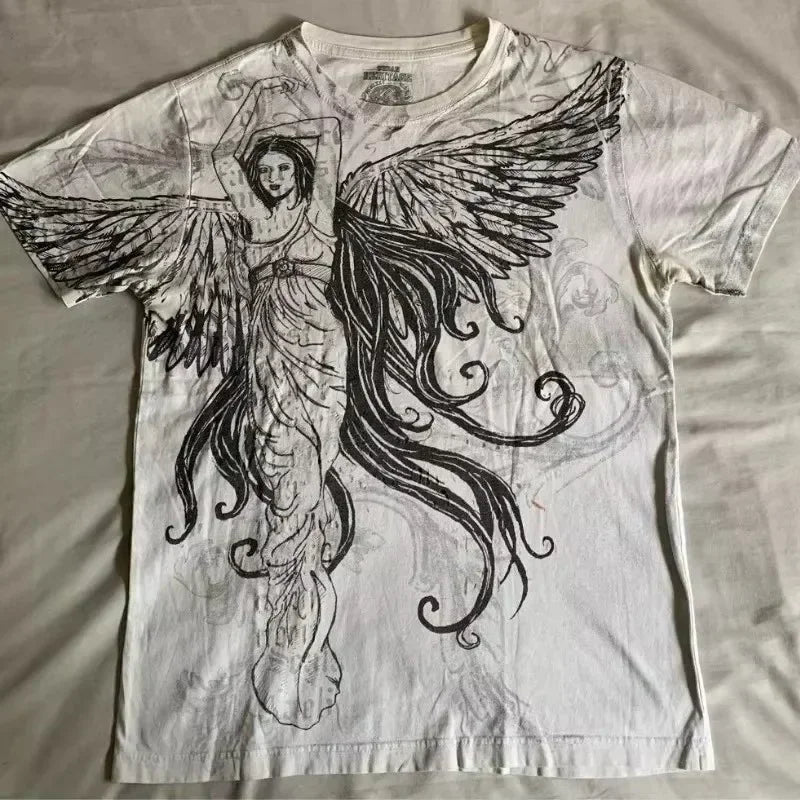 Camiseta blanca Y2K para hombre de Glow con estampado de calavera, letras sagradas y estilo gótico en manga corta.
