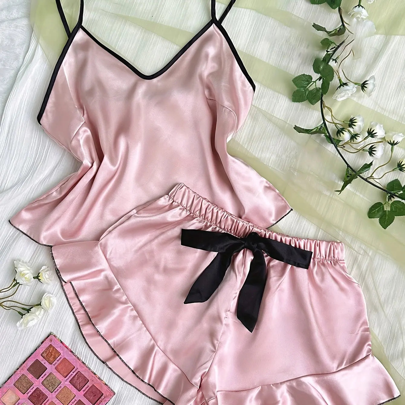 Pijama de satén para mujer de Glow con camiseta con cuello en V, bordes de volantes y pantalones cortos con lazo, ropa cómoda para el hogar.