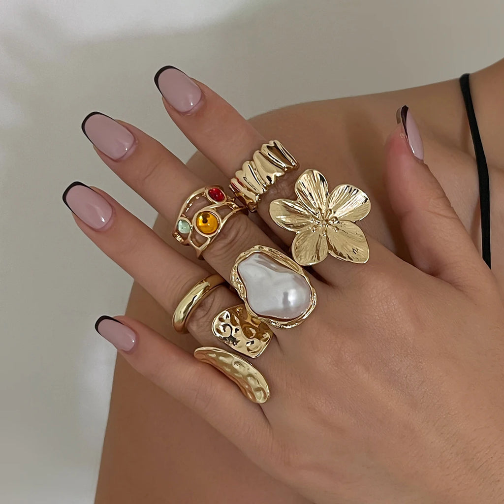 Anillo abierto de metal con flor barroca y perla de imitación, joyería elegante para mujeres de la marca Glow.