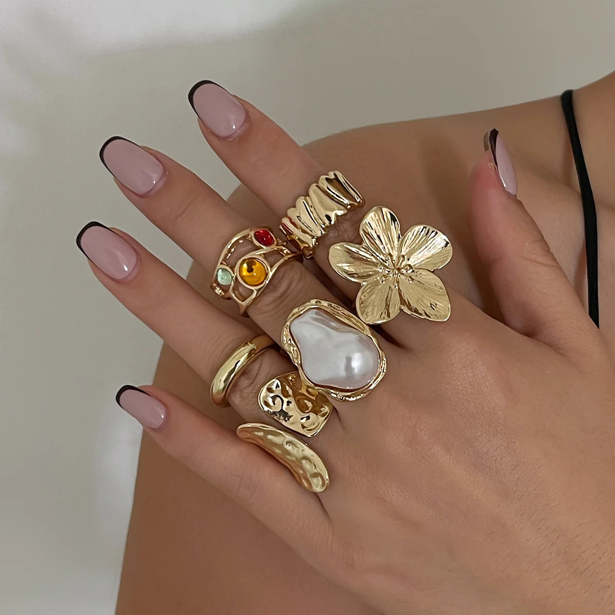 Anillo abierto de metal con flor barroca y perla de imitación, joyería elegante para mujeres de la marca Glow.