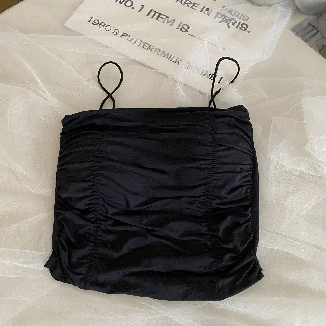 Top corto sin mangas para mujer de la marca Glow, camisola con tazas y estilo de lencería en color negro.