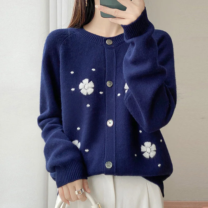 Cárdigan de lujo Glow para mujer en lana australiana con adorno de ganchillo en flor, suéter grueso con cuello redondo en dos colores