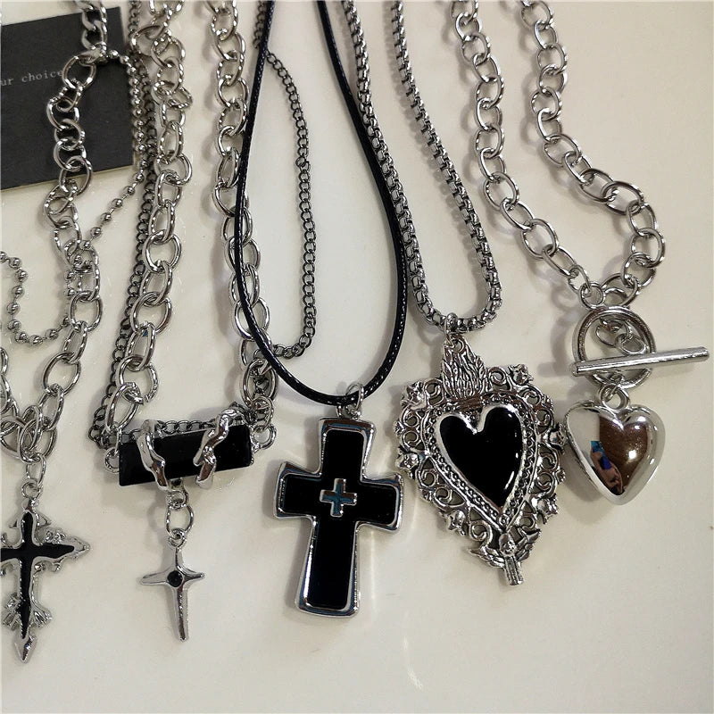 Collar de cadena con colgante de cruz de corazón negro, estilo punk rock, accesorios góticos y vintage de los años 90 y Y2K, marca Glow.