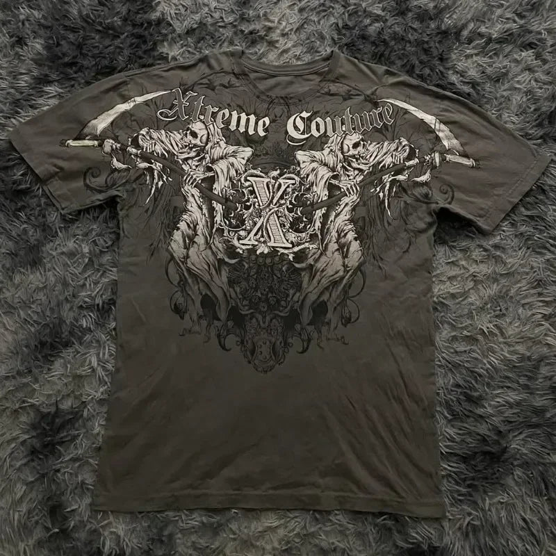 Camiseta blanca Y2K para hombre de Glow con estampado de calavera, letras sagradas y estilo retro gótico de manga corta.