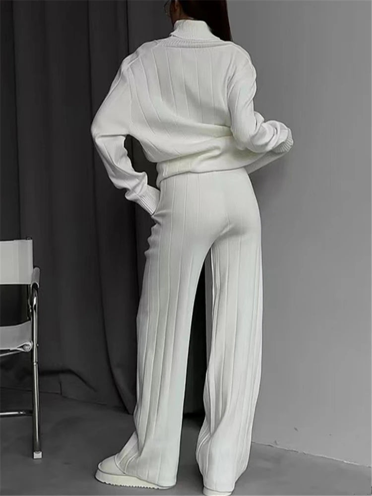 Conjunto de chándal de punto blanco para mujer Glow, suéter de cuello alto y pantalón recto para otoño e invierno 2023.