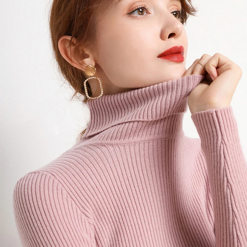 Suéter de cuello alto para mujer Glow, de punto suave y cachemira, en color neutro, ideal para otoño y estilo casual.