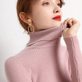Suéter de cuello alto para mujer Glow, de punto suave y cachemira, en color neutro, ideal para otoño y estilo casual.