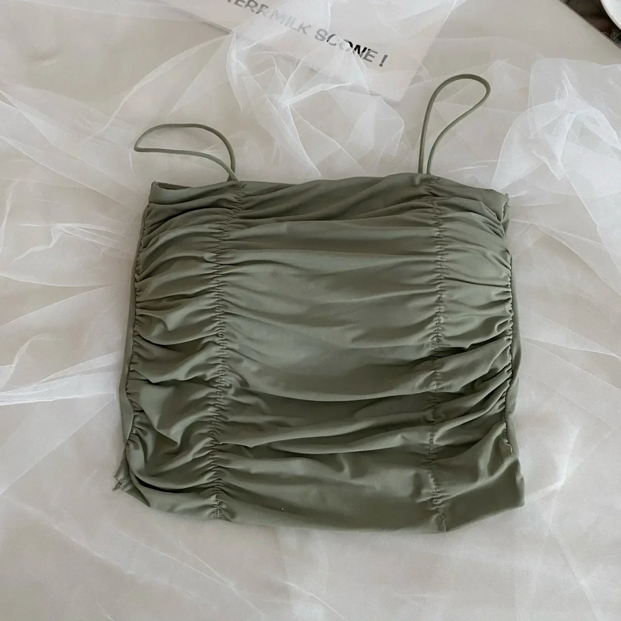 Top corto sin mangas para mujer de la marca Glow, con tazas y diseño ajustado, ideal como ropa interior o camisola.