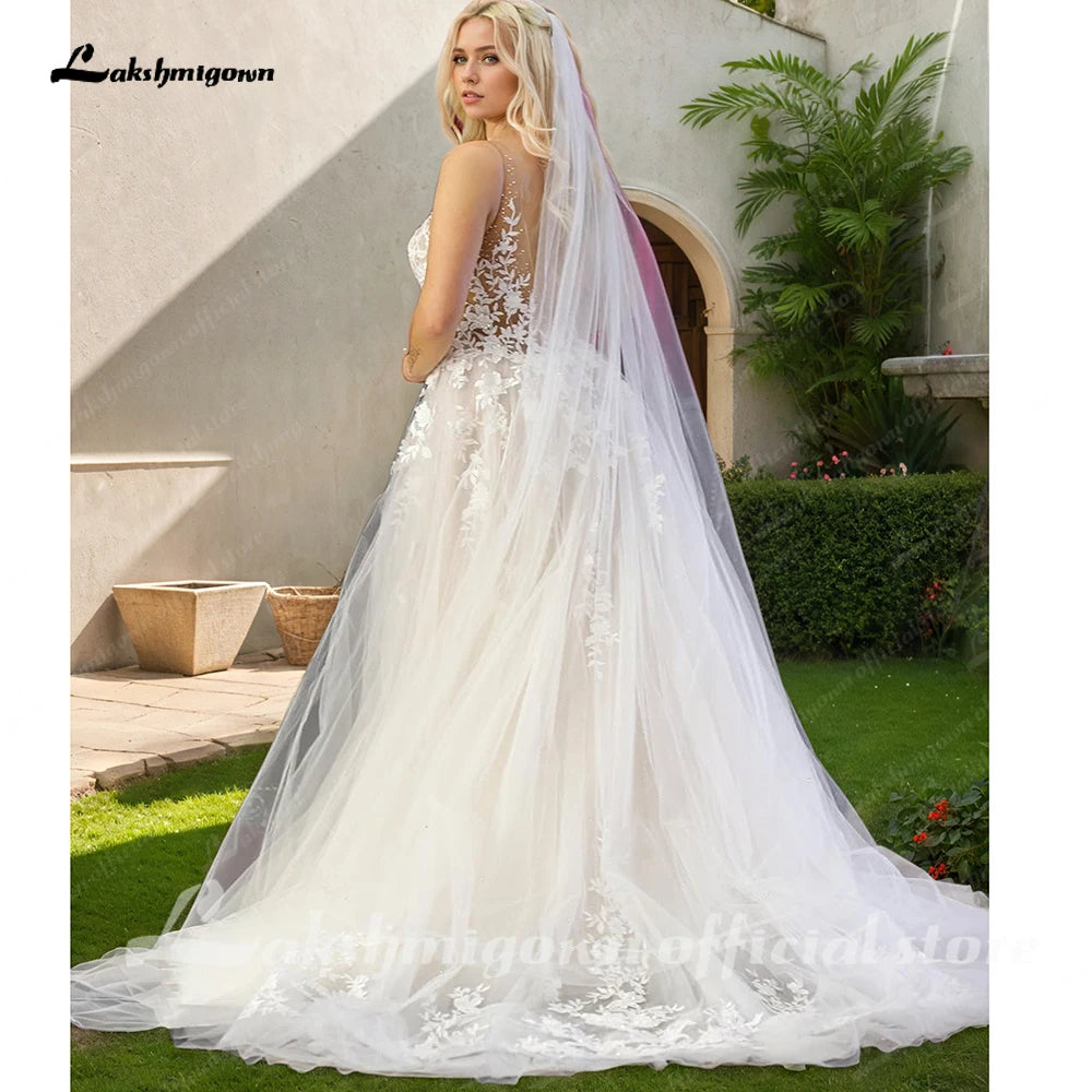 Corpiño sin forro y vestido de novia de tul y línea fluida con cuello en V, de la marca Glow, para bodas en la playa.