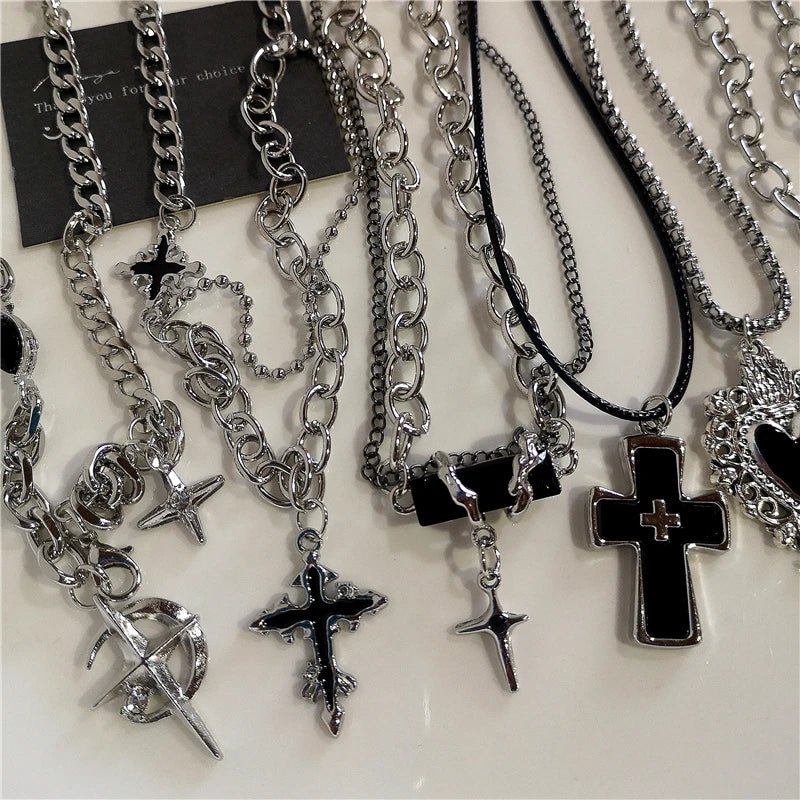 Collar de cadena con colgante de cruz de corazón negro, estilo punk rock, accesorios góticos vintage de los años 90 y Y2K.