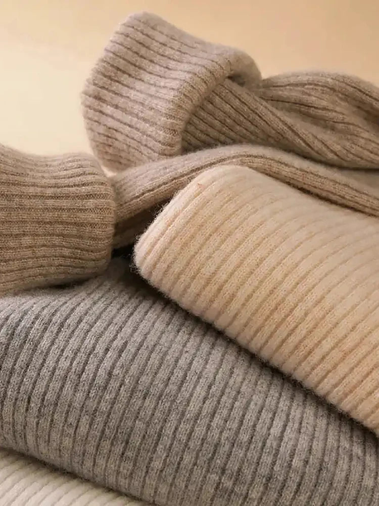 Suéter de cuello alto para mujer Glow, de punto suave y cachemira, en color neutro, ideal para otoño y looks casuales.