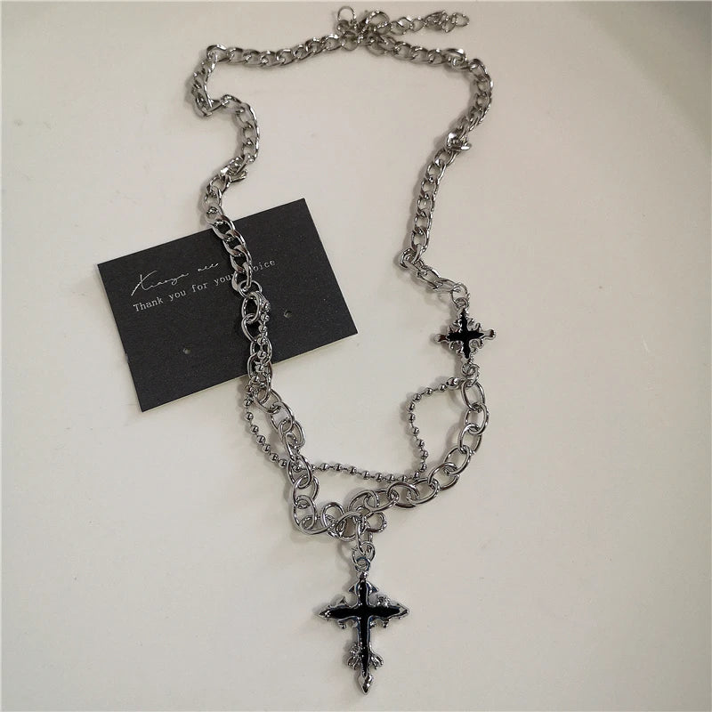 Cadena con colgante de cruz de corazón negro, estilo punk rock gótico, accesorios vintage grunge y streetwear de los años 90 y Y2K.