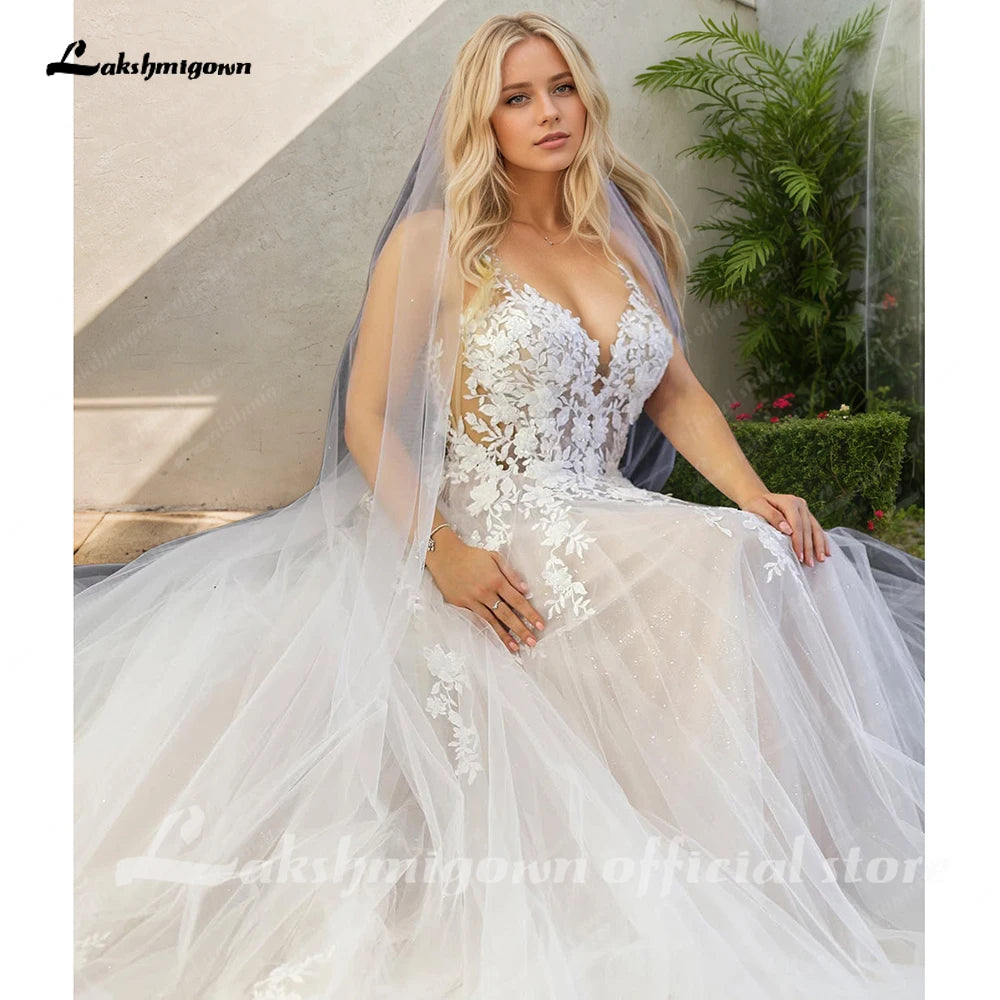Corpiño sin forro fluido de Lakshmigown, vestido de novia de tul con cuello en V y estilo playa, en color blanco.