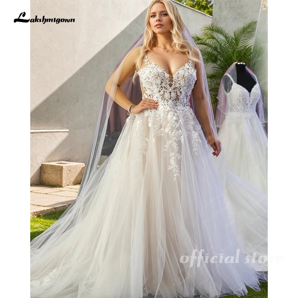 Corpiño de novia sin forro de tul con cuello en V y estilo fluido, vestido de playa y bata de boda personalizada de Glow.