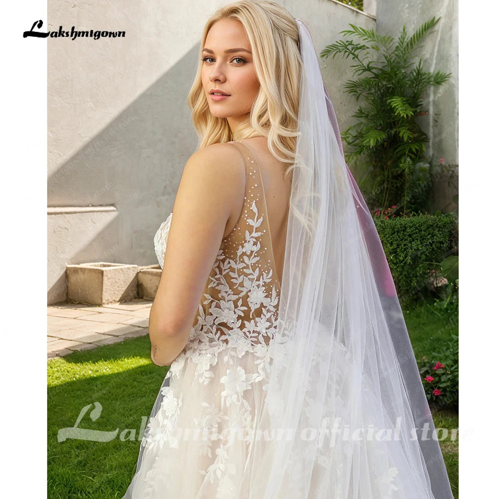 Corpiño sin forro y vestido de novia de tul con cuello en V y estilo fluido de la marca Glow para bodas de playa.