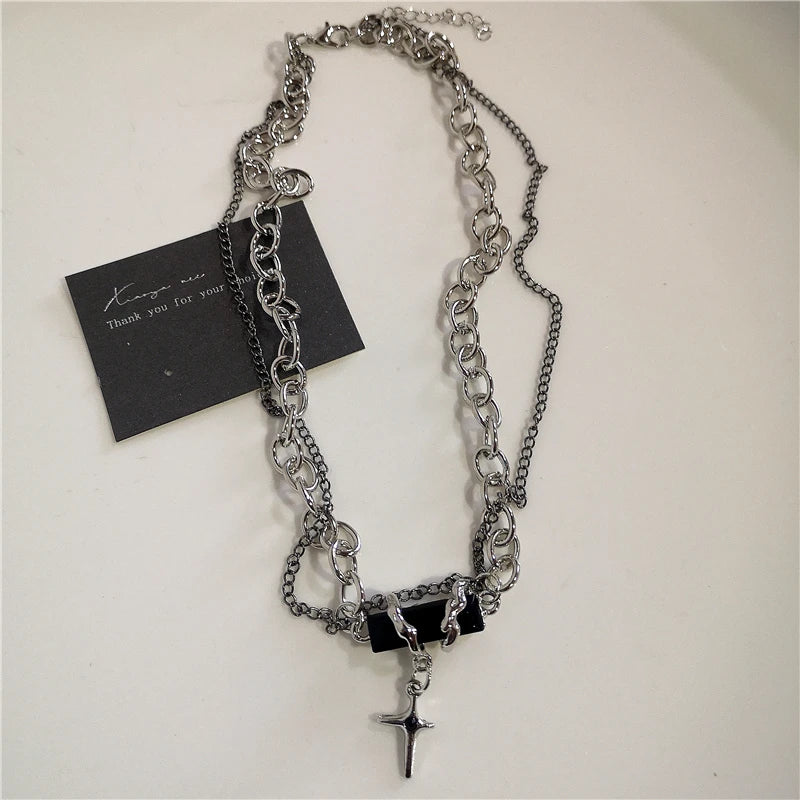 Collar de cadena con colgante de cruz de corazón negro, estilo punk rock, accesorios góticos y vintage de los años 90 y Y2K.