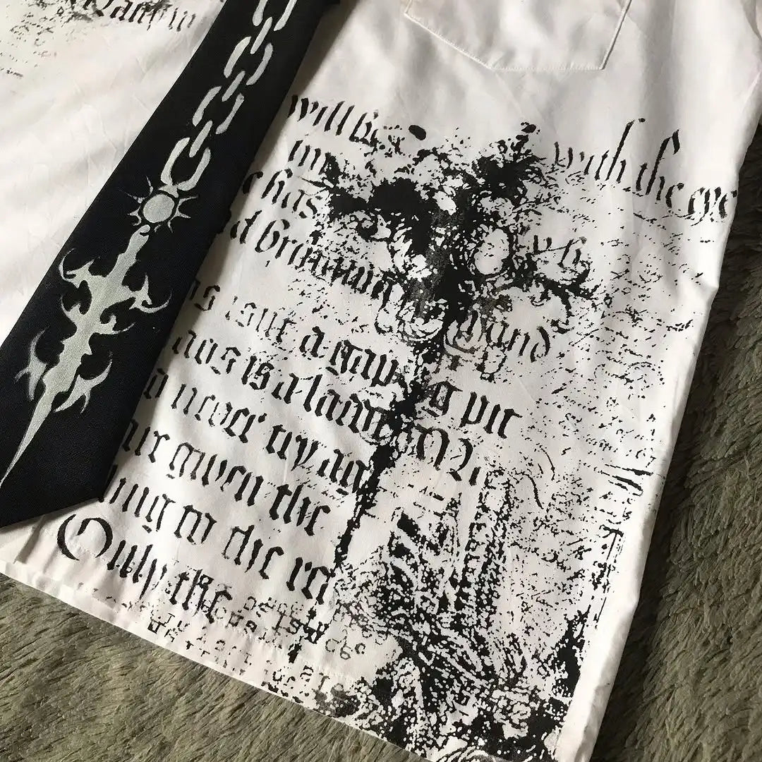 Camiseta blanca Y2K Glow para hombre con estampado de calavera y letras sagradas, estilo retro gótico de manga corta