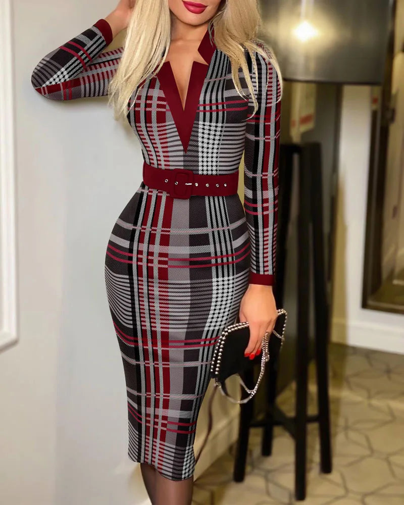 Vestido tubo midi de punto ajustado con cuello en V y cinturón con estampado geométrico de la marca Glow, manga larga.