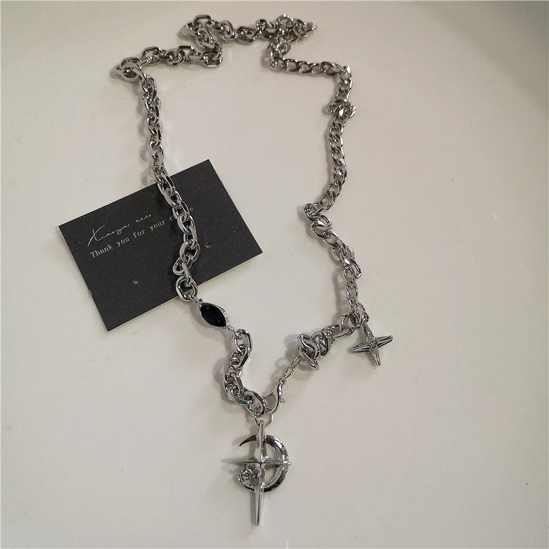 Collar de cadena con colgante de cruz de corazón negro, estilo punk rock y gótico, accesorios vintage de los años 90 y Y2K.
