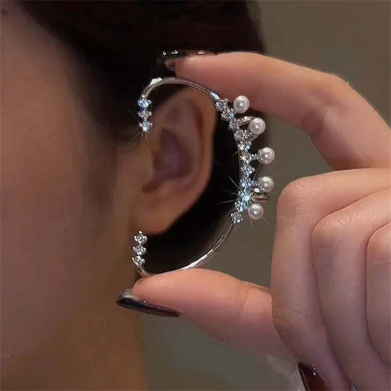 Arete de oreja estilo vintage de color plateado con perla y zirconia, sin necesidad de perforación, de la marca ANZ para mujer.