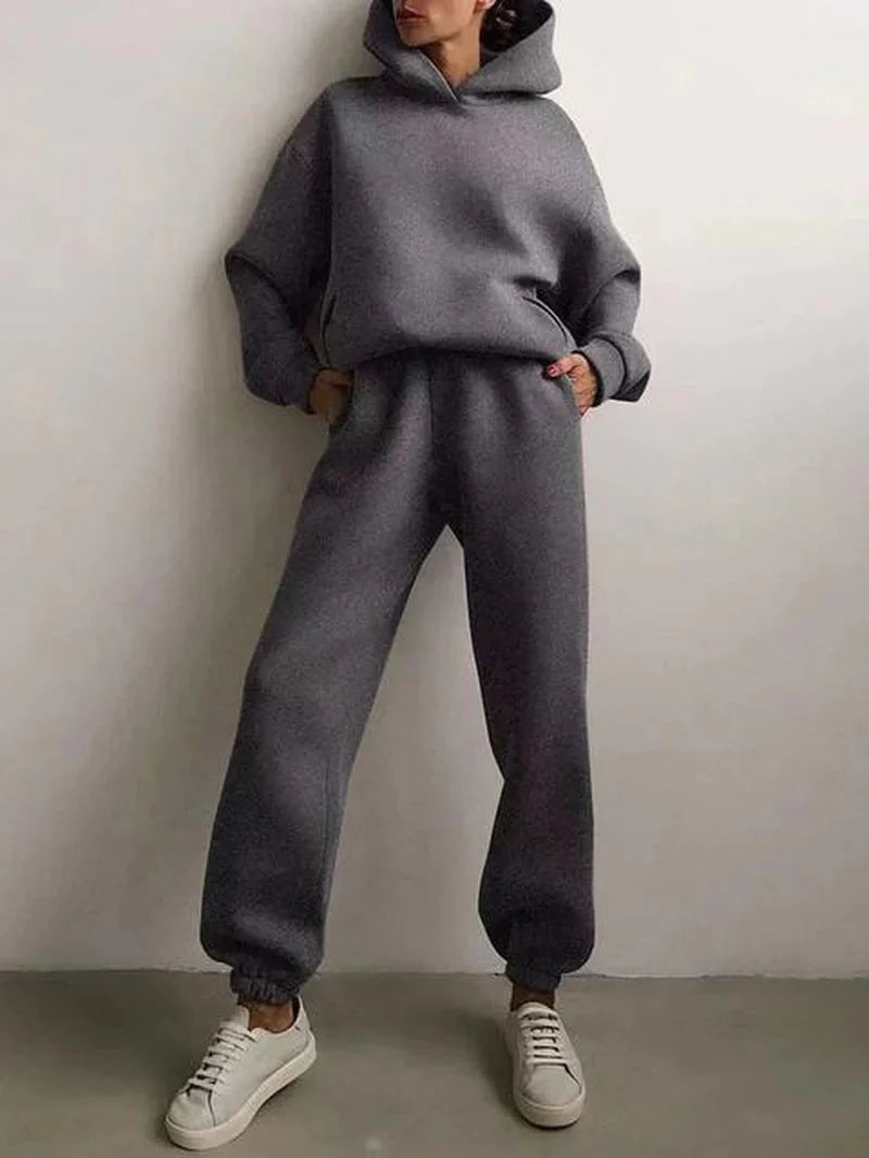Conjunto de chándal de dos piezas ANZ, sudadera y pantalones deportivos en color gris, ideal para entrenamiento y descanso.