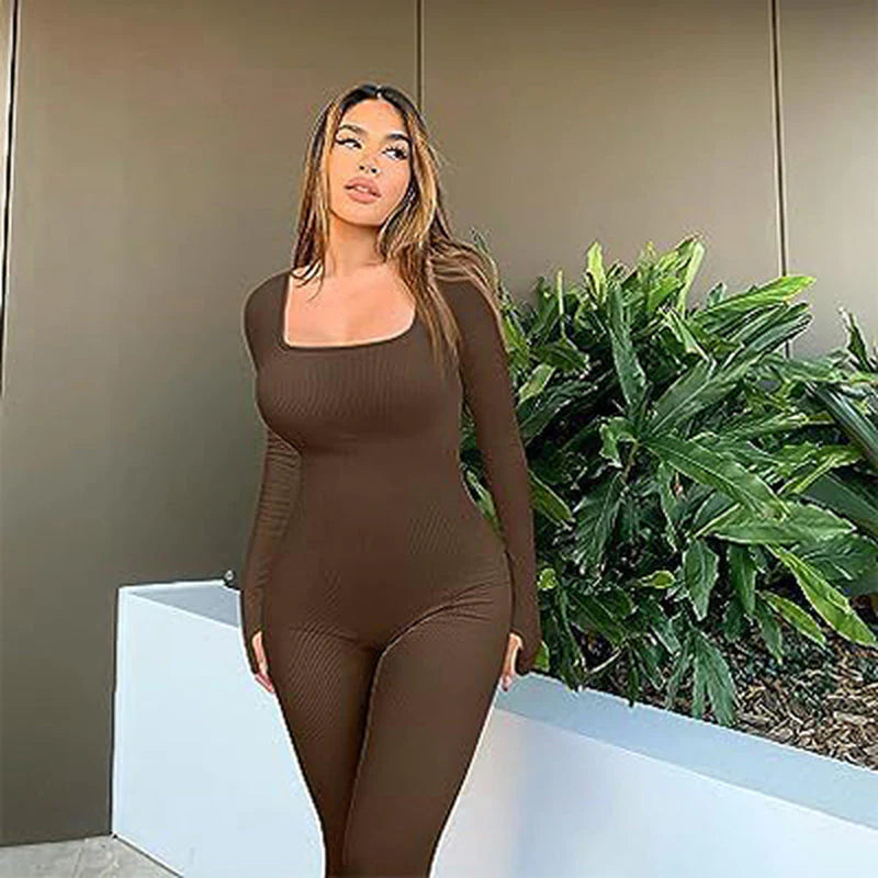 Mujer usando mono de yoga sin costuras de manga larga de ANZ, ropa deportiva ajustada y cómoda para ejercicio y yoga.