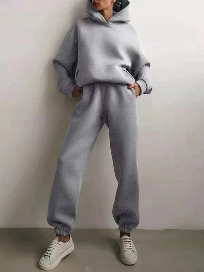 Conjunto de chándal de dos piezas de la marca ANZ, chaqueta y pantalones deportivos en color gris.