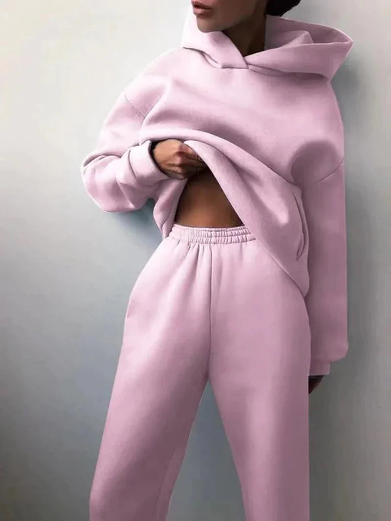 Conjunto de chándal de dos piezas de la marca ANZ, chaqueta y pantalón deportivos en color gris con detalles deportivos.